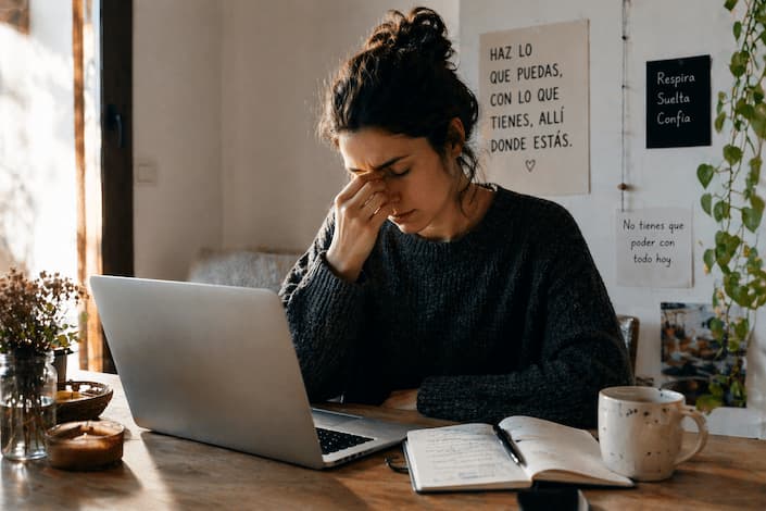 Ansiedad funcional: cuando por fuera rindes y por dentro tu sistema nervioso va al límite