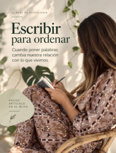 Mujer escribiendo en un cuaderno en un espacio tranquilo, junto al título “Escribir para ordenar: cuando poner palabras cambia nuestra relación con lo que vivimos”.