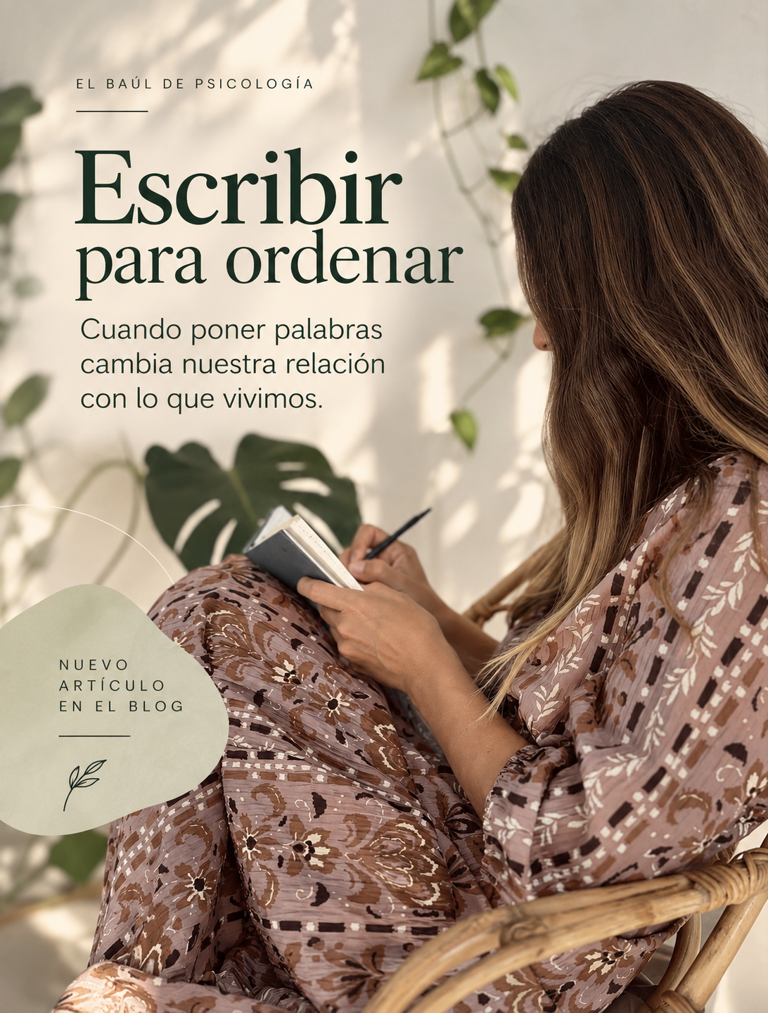 Mujer escribiendo en un cuaderno en un espacio tranquilo, junto al título “Escribir para ordenar: cuando poner palabras cambia nuestra relación con lo que vivimos”.